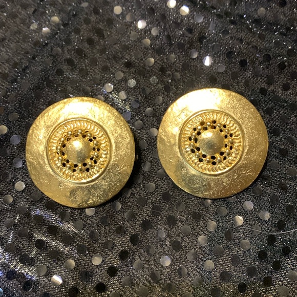 Vintage Oversized Goldtone Clip On Earrings Hammered Metal NOS - Picture 1 of 3